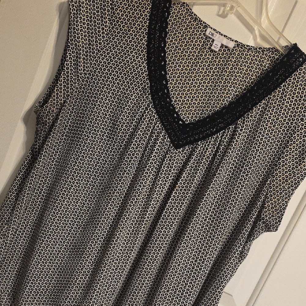 DR2 Black and White Pleated Blouse with V-Neck T095